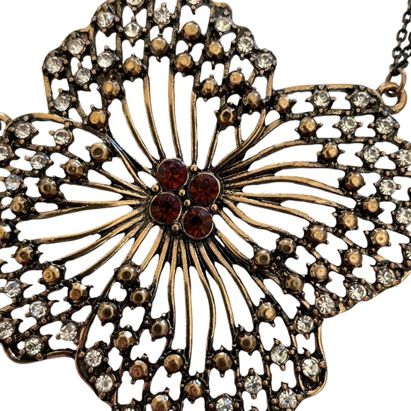 Elegant Floral Necklace with Rhinestone Accents Costume Jewelry - Picture 3 of 6